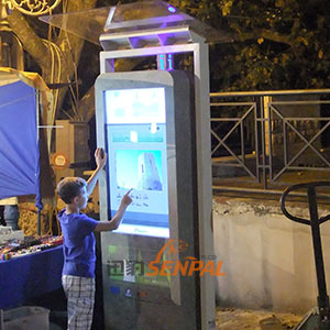 意大利社區(qū)戶外觸摸廣告機項目